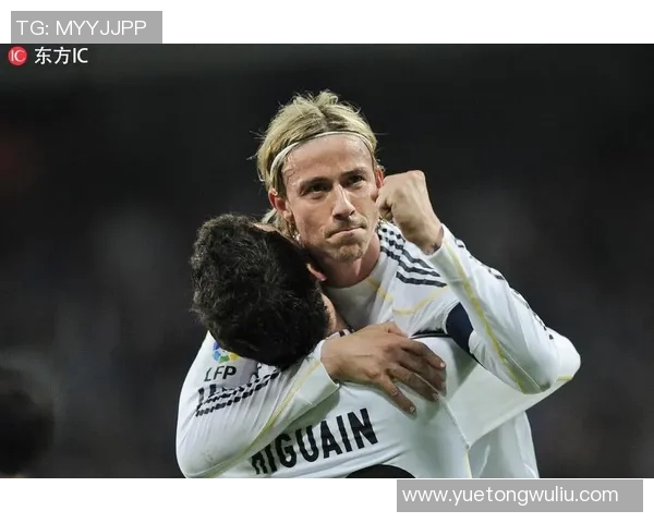 额头带发带的足球明星们如何在赛场上展现风采与个性 额头带发带的足球明星们如何在赛场上展现风采与个性